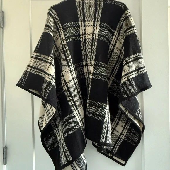 RARE. Lauren Ralph Lauren Plaid Lambs Wool Coat and Cape- Black and Ivory. - Picture 5 of 5